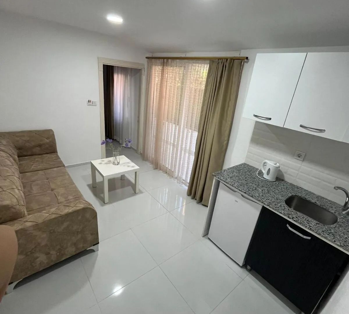Mini Apartment With Pool의 연락처